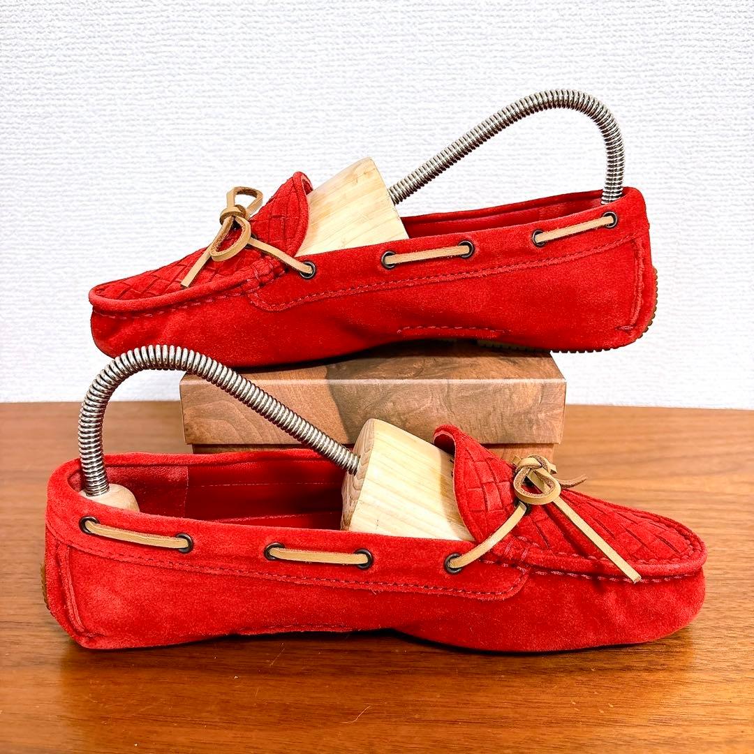 美品 BOTTEGA VENETA イントレチャート スエードモカシン レッド