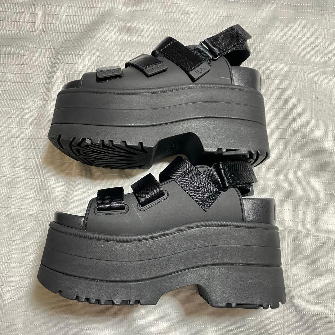 UGG GOLDENRISE 厚底サンダル