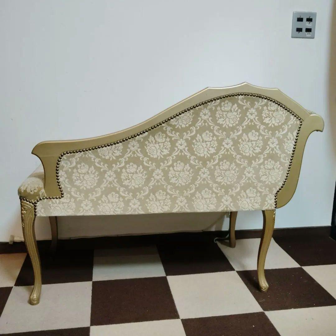 クラシック花柄クリーム色ソファ