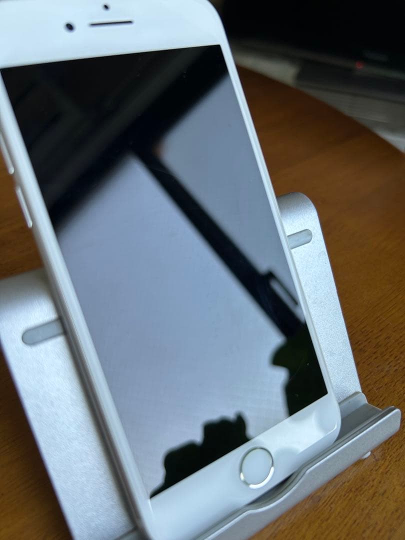 iPhone 8 本体　64GB