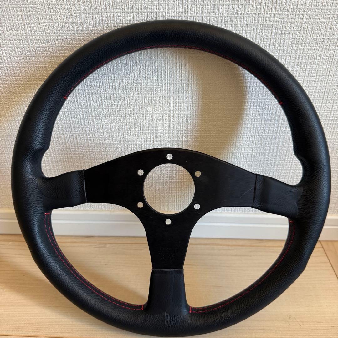 MOMO チューナー ブラック 33パイ ハンドル レッドステッチ