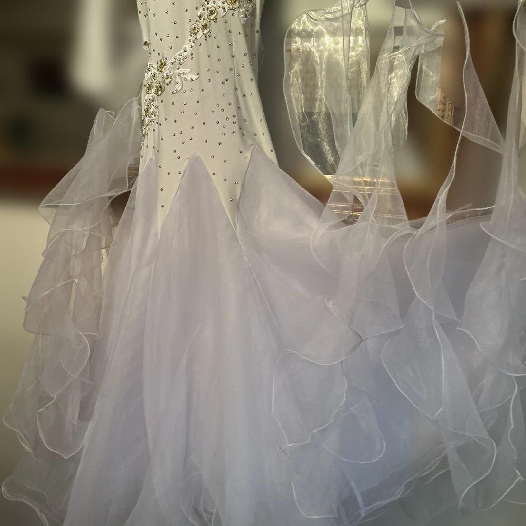 社交ダンスのスタンダードドレスです。一度競演会で着用しました。