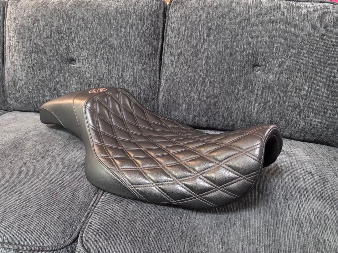 スポーツスターシートWhiplashSLIPSTREAM SEAT