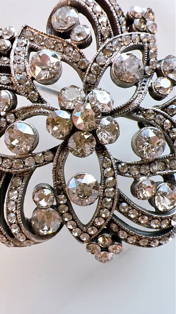 美品 FOXEY 花形 シルバーブローチ クリスタル装飾