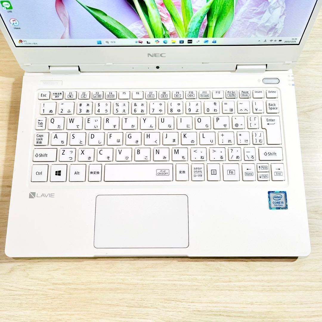 薄型軽量✨持ち運びに‼️ノートパソコン✨SSD i5 カメラ フルHD A4