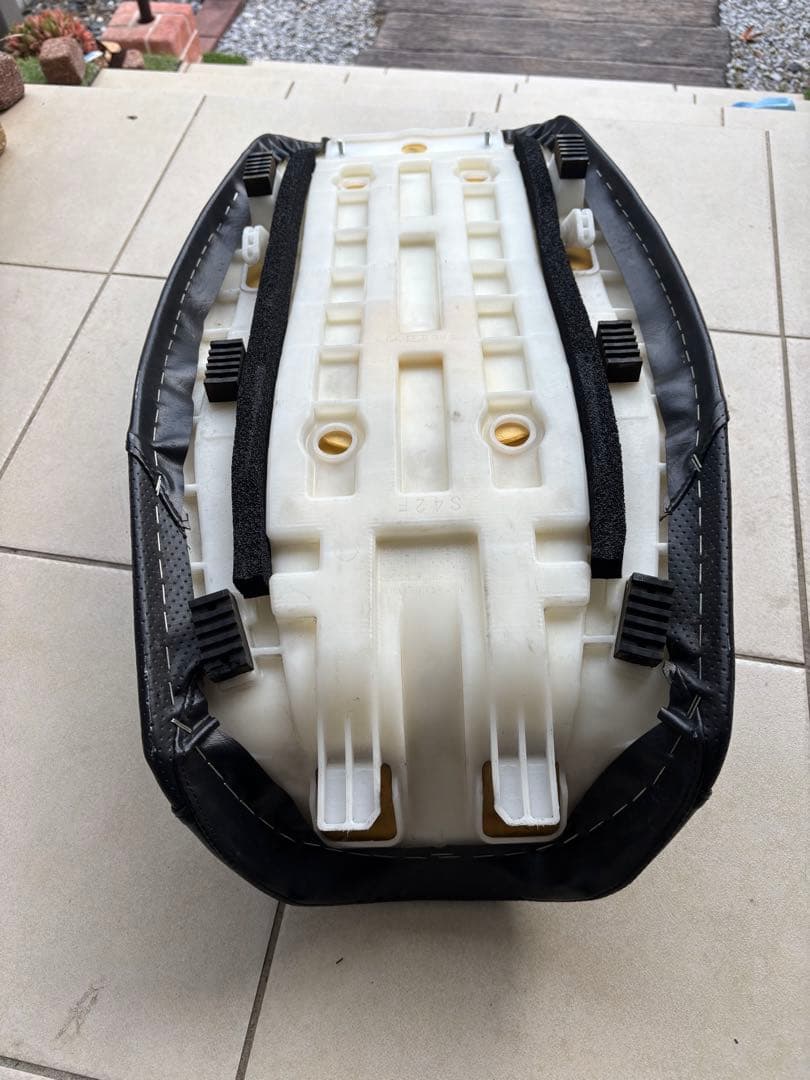 a*3様 gsx1400 デイトナ　コージーシート　ディンプル