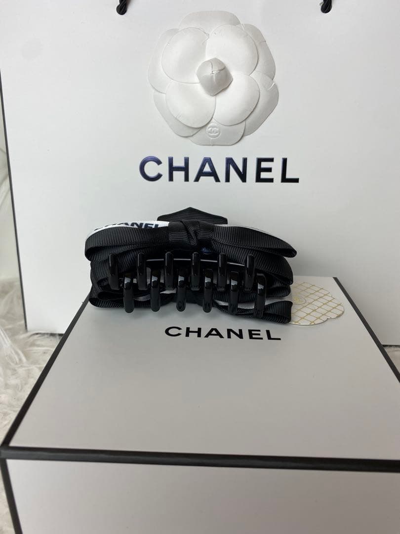 CHANEL リボン付きヘアクリップノベルティ箱ショッパー付き新品未使用品！