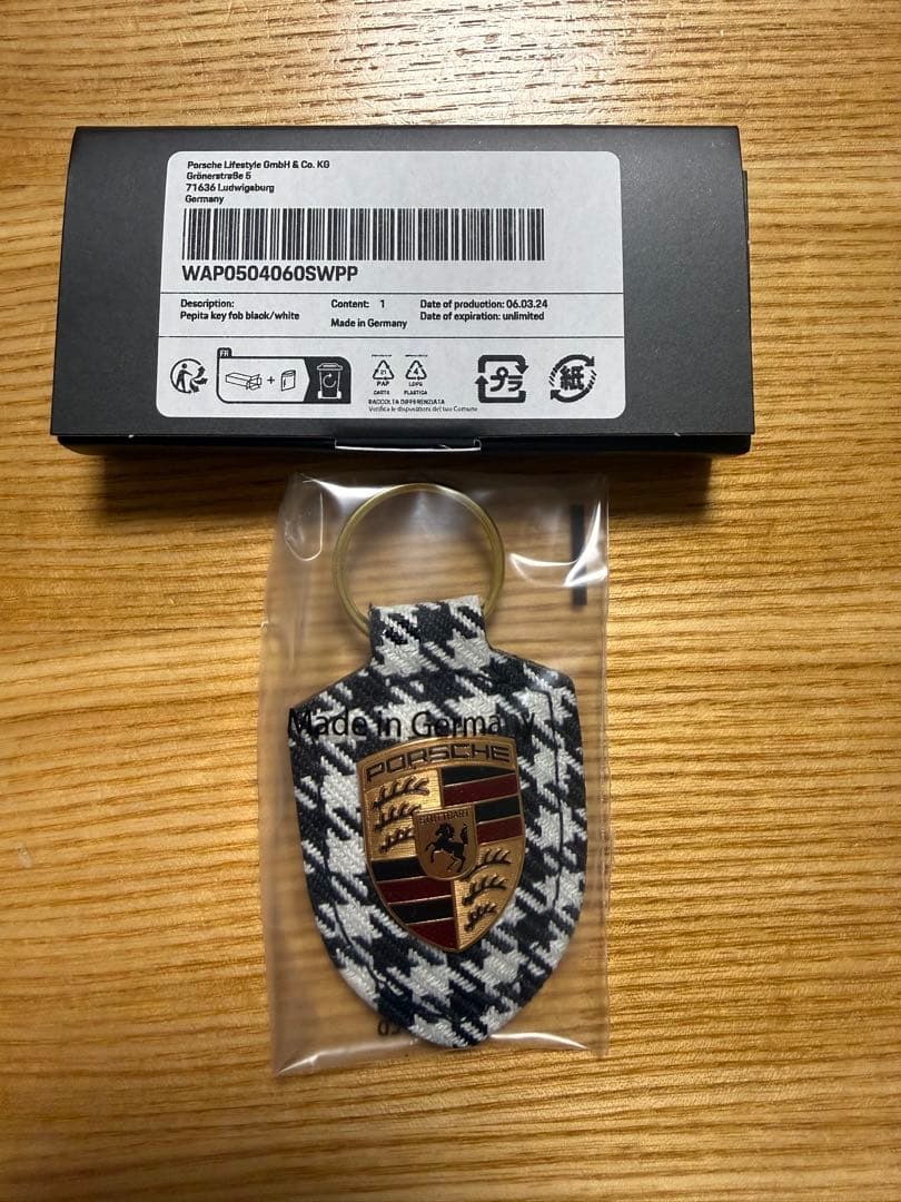 国内正規品　ポルシェ　クレストキーホルダー　千鳥柄　ペピータ