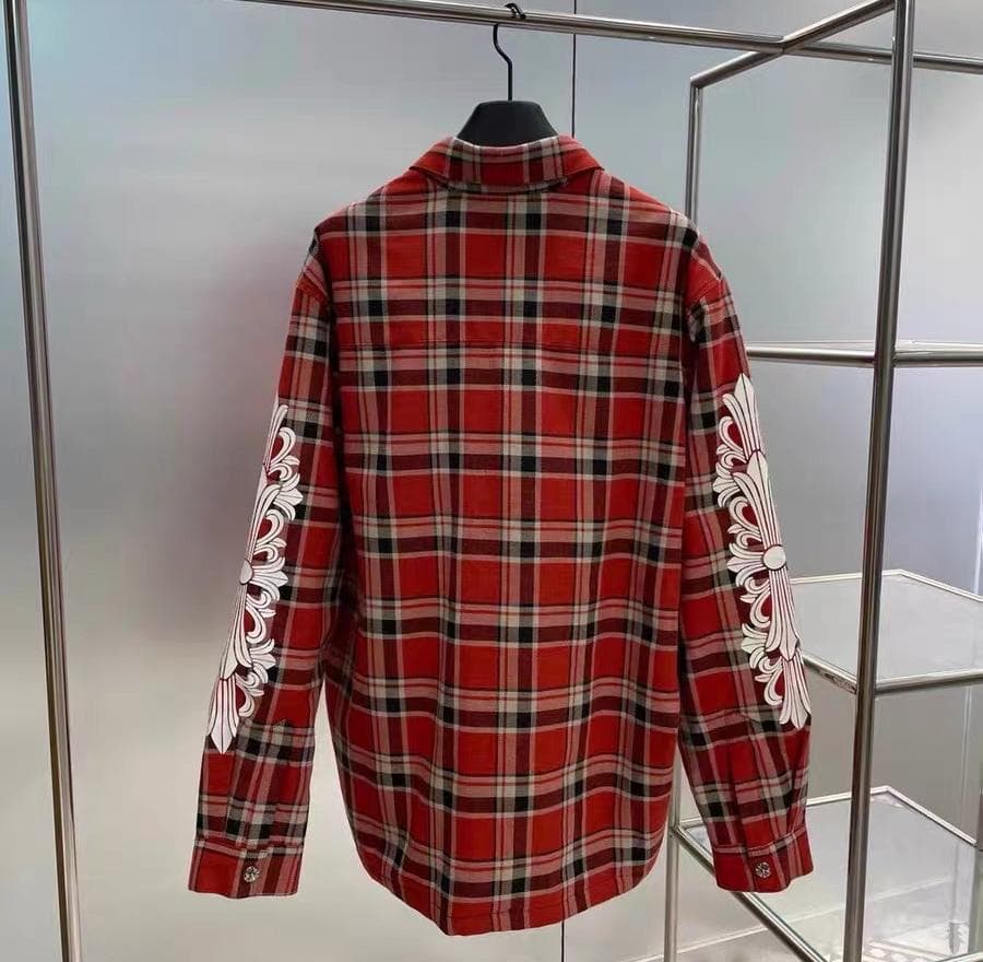 赤のチェック柄長袖シャツ
