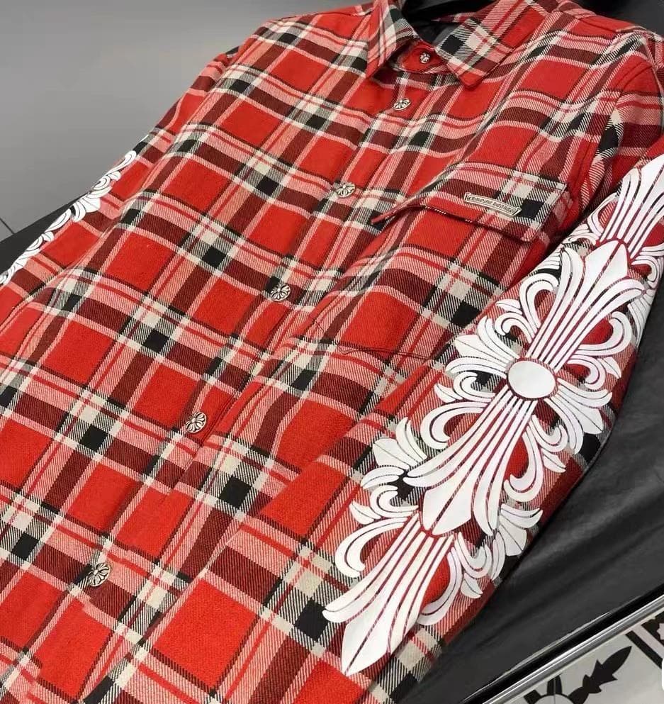 赤のチェック柄長袖シャツ