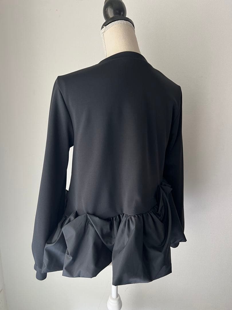 ヴェロフォンナ　ブラック裾バルーンタフタトップス