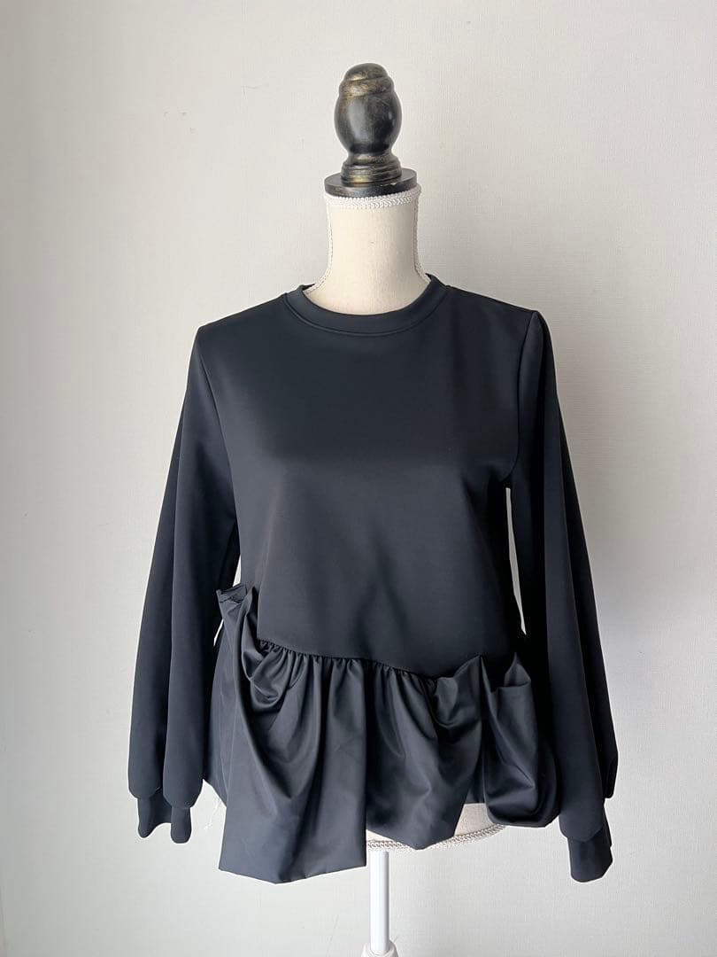 ヴェロフォンナ　ブラック裾バルーンタフタトップス