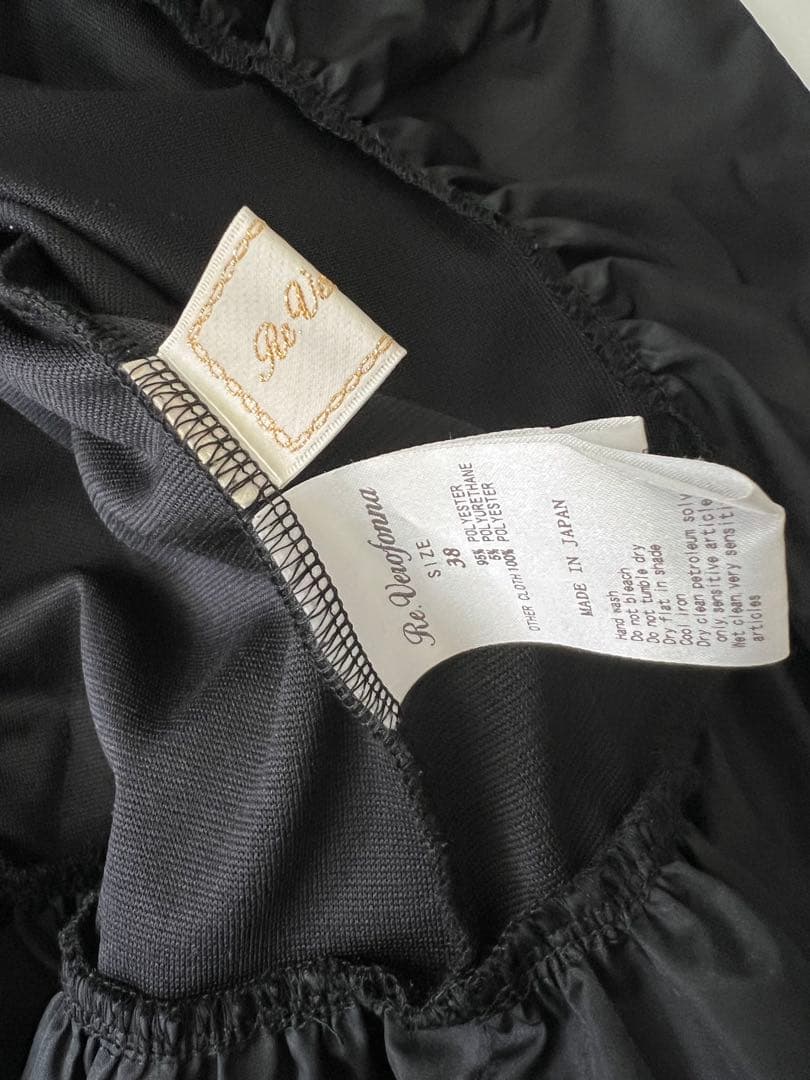 ヴェロフォンナ　ブラック裾バルーンタフタトップス