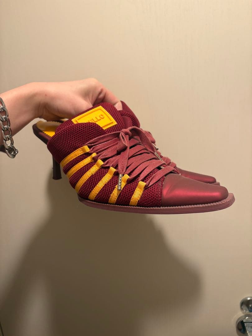 YELLO DAM SNEAKER MULES バーガンディ/イエロー