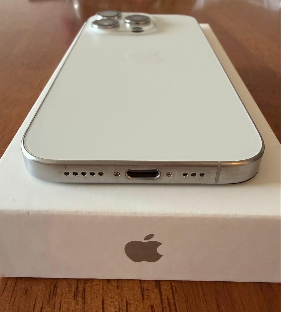 【美品】iPhone 15 Pro 128GBホワイトチタニウム　箱付き