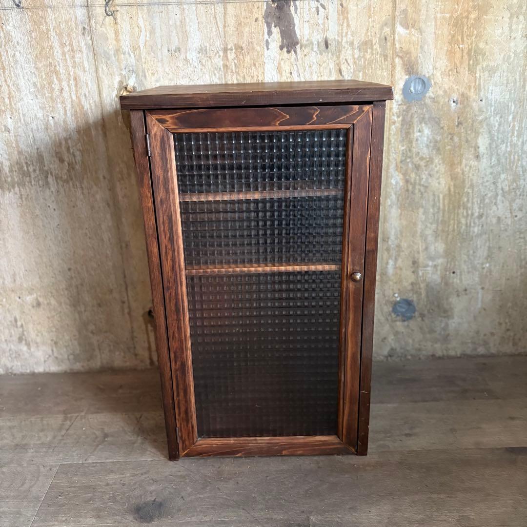 チェッカーガラスのミニキャビネット　収納棚