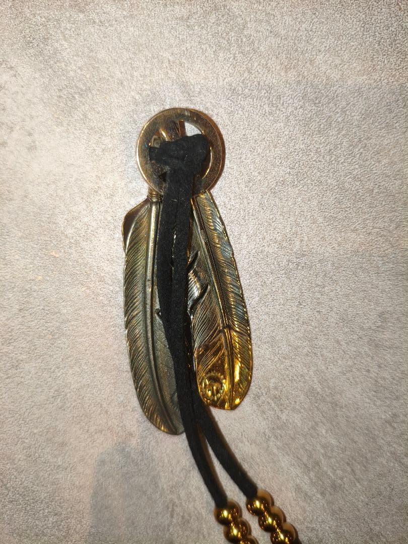 フェザー ペンダントトップ 革紐付き ゴールド×シルバー調
