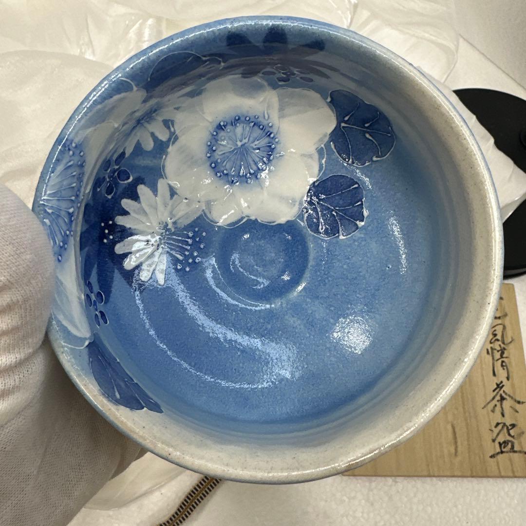 【新品未使用】工房「ゆずりは」藍彩白絵花　抹茶碗(平型)】　贈り物 プレゼント