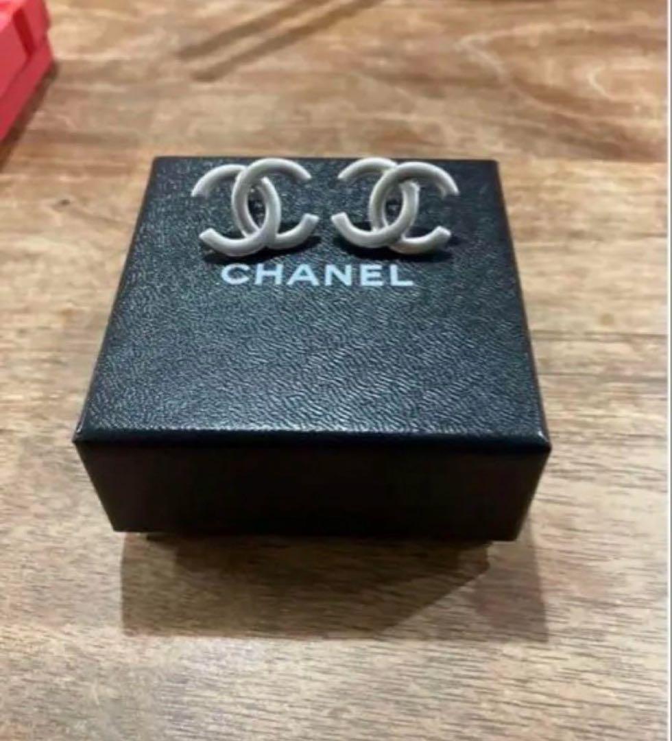 【期間限定15%オフ】CHANEL シルバー ロゴピアス （片耳）