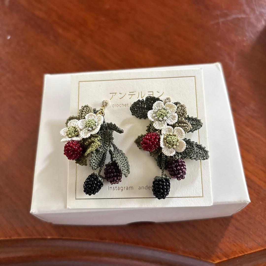 専用です。アンデルヨン　花とベリーのピアス