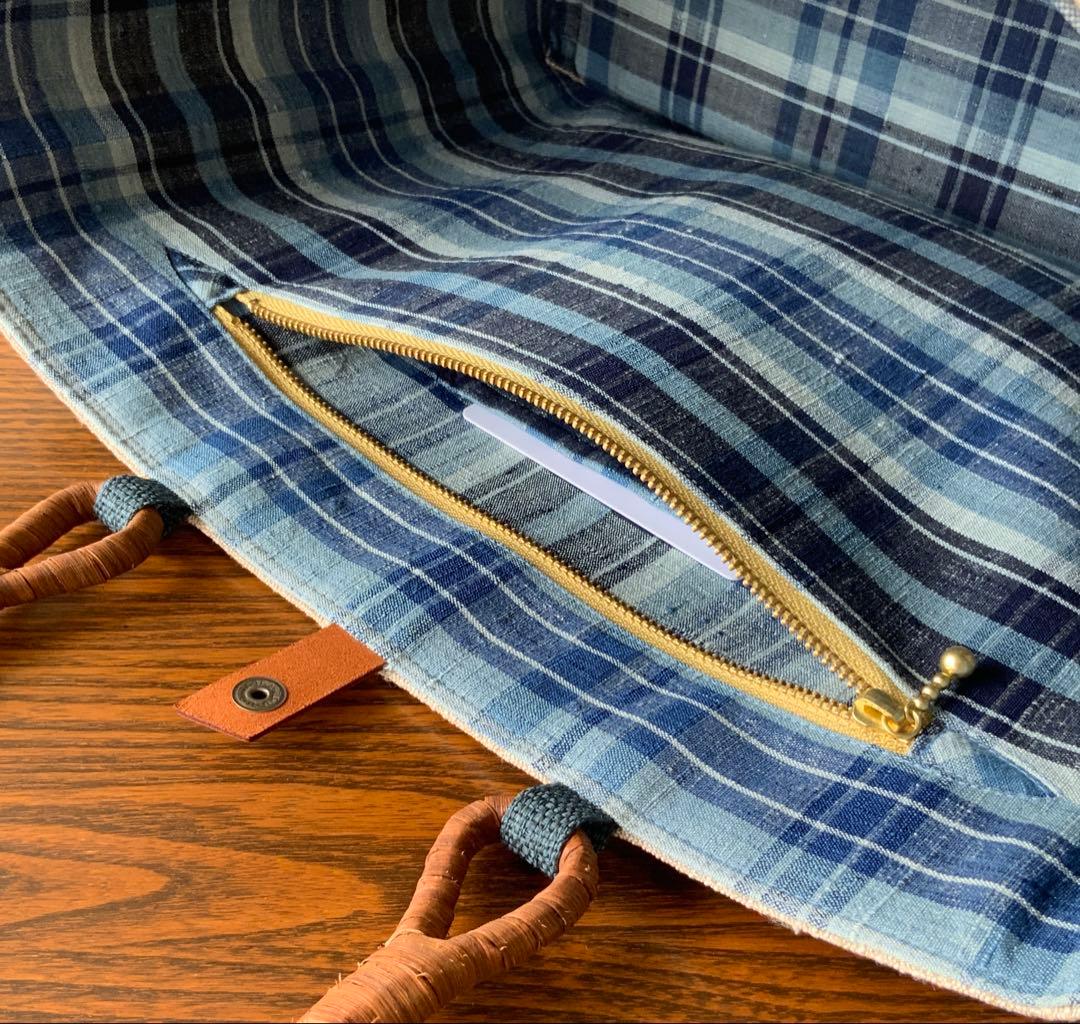 紬帯　藍色の蔓と葉と実　リメイク　山葡萄ハンドルバッグ