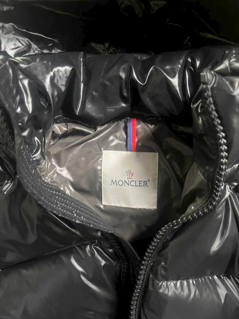 MONCLER ブラック フード付きダウンジャケット