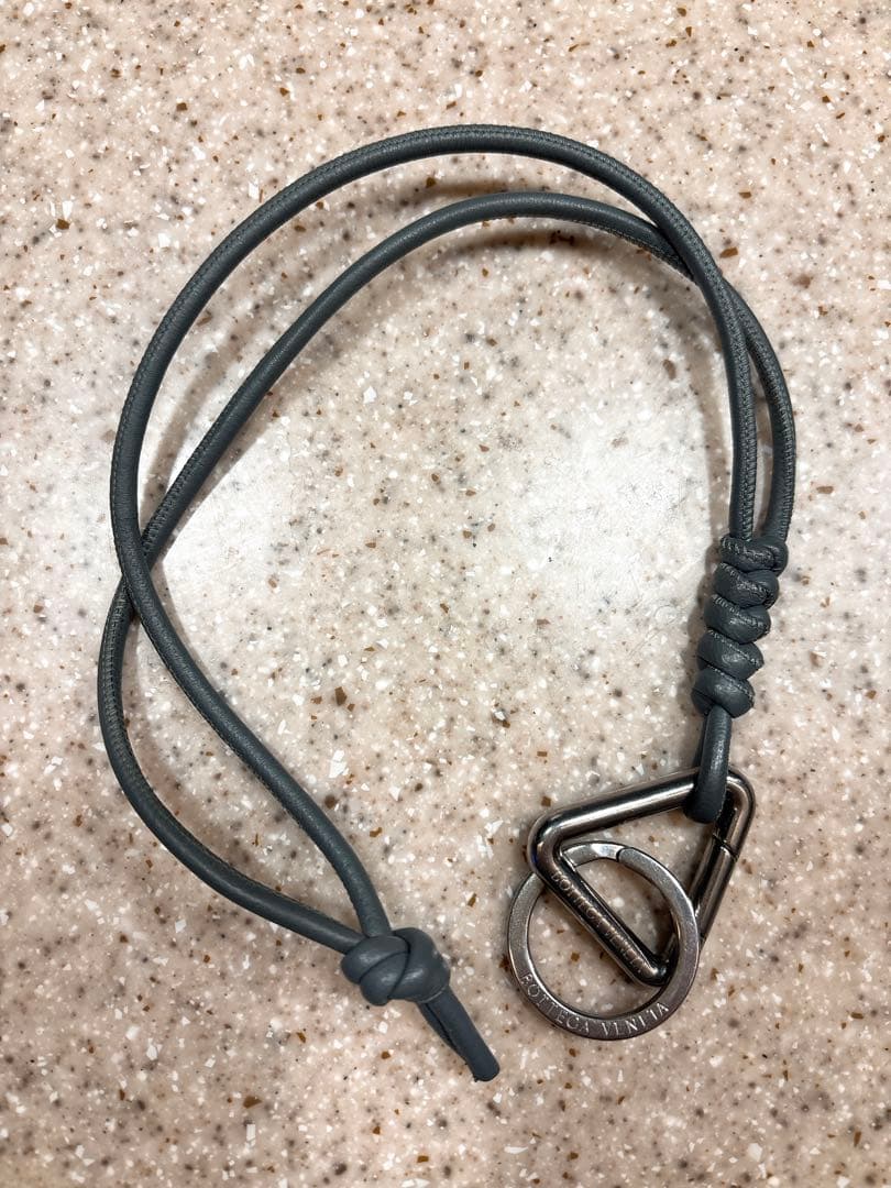 BOTTEGA VENETA グレー ネックキーホルダー トライアングル