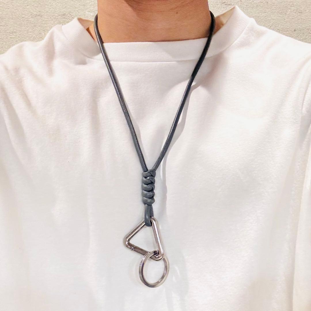 BOTTEGA VENETA グレー ネックキーホルダー トライアングル