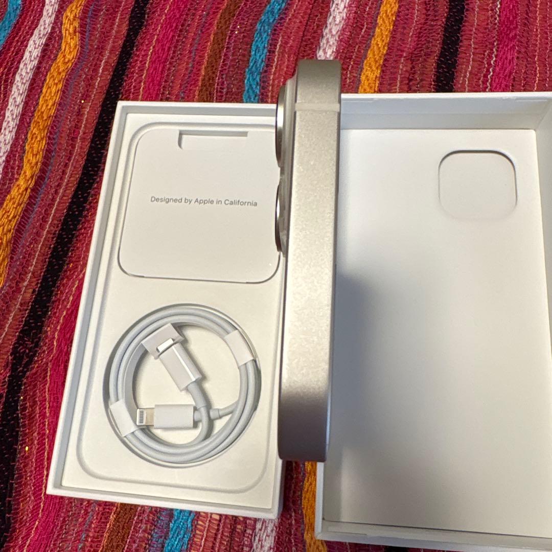 Apple iPhone 14 ホワイト 　AirTag(新品未開封)付き❣️