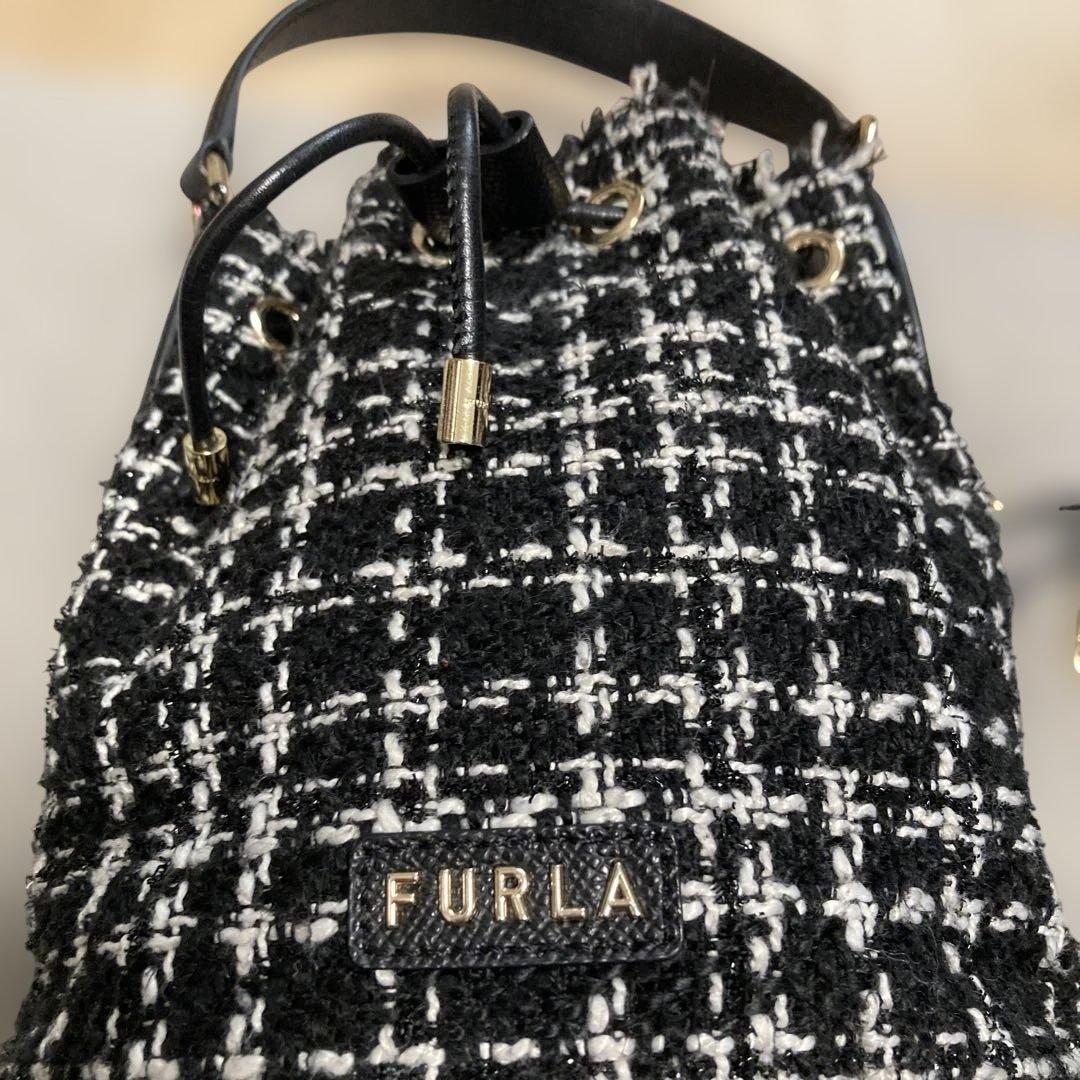 FURLA 黒と白のツイードバケットバッグ
