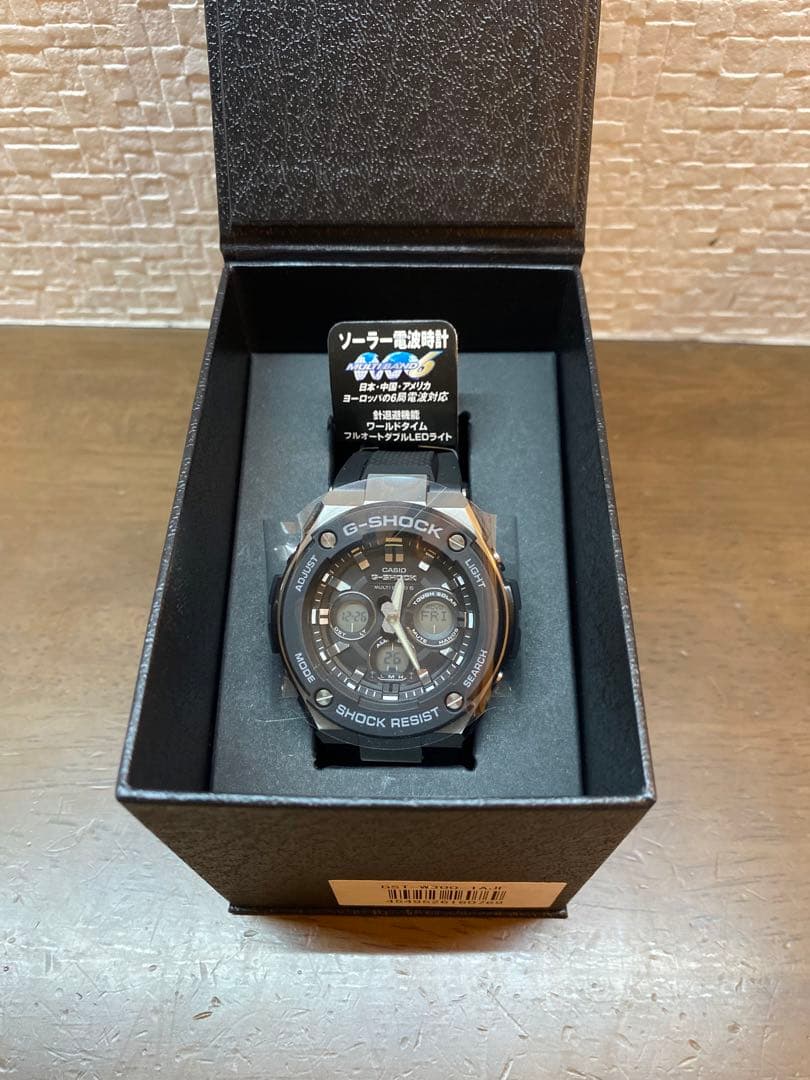 【新品未使用品】G-SHOCK　GST-W300-1AJF 電波ソーラー