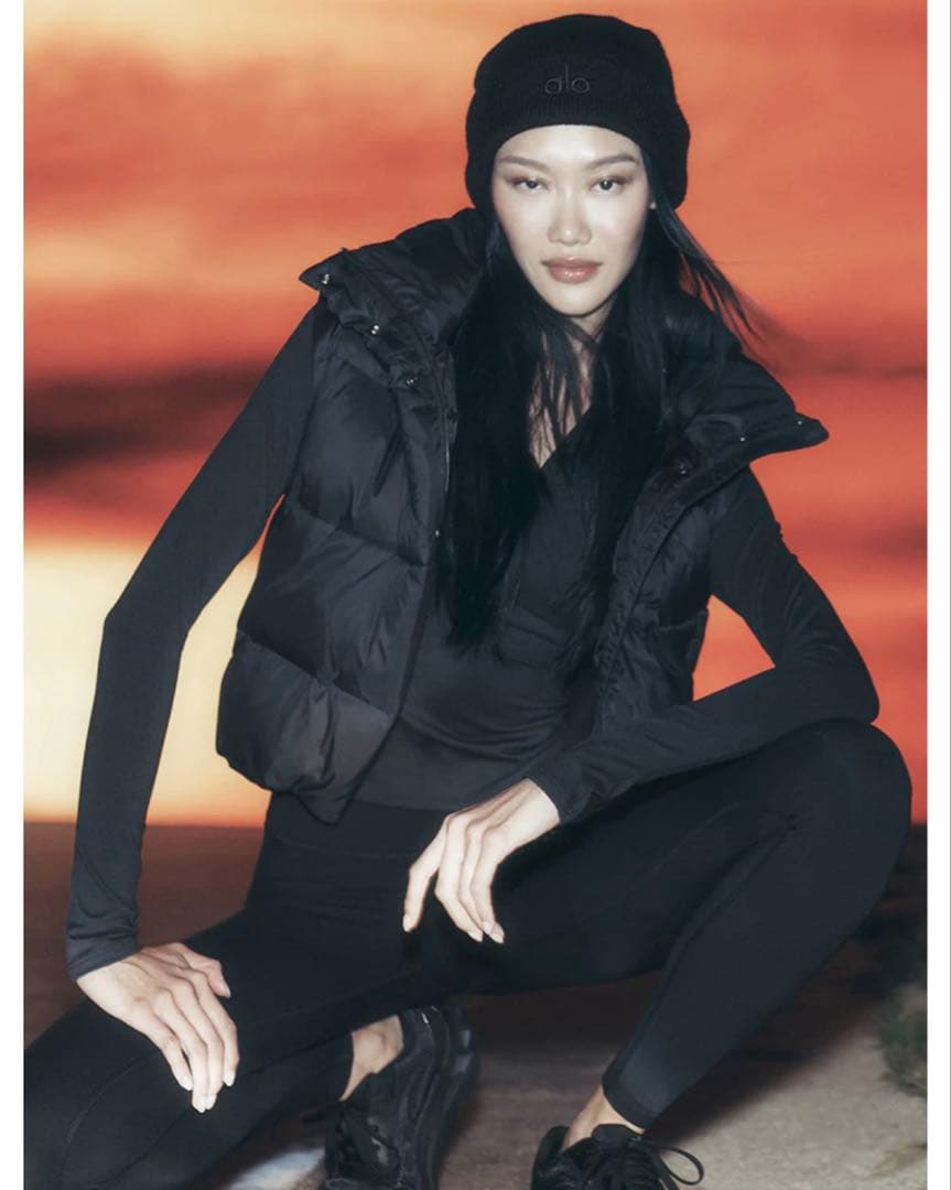 新品未使用alo yogaブラック ダウンベスト フード付き