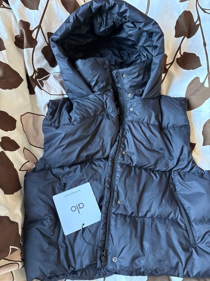 新品未使用alo yogaブラック ダウンベスト フード付き