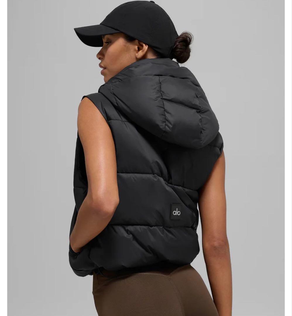 新品未使用alo yogaブラック ダウンベスト フード付き
