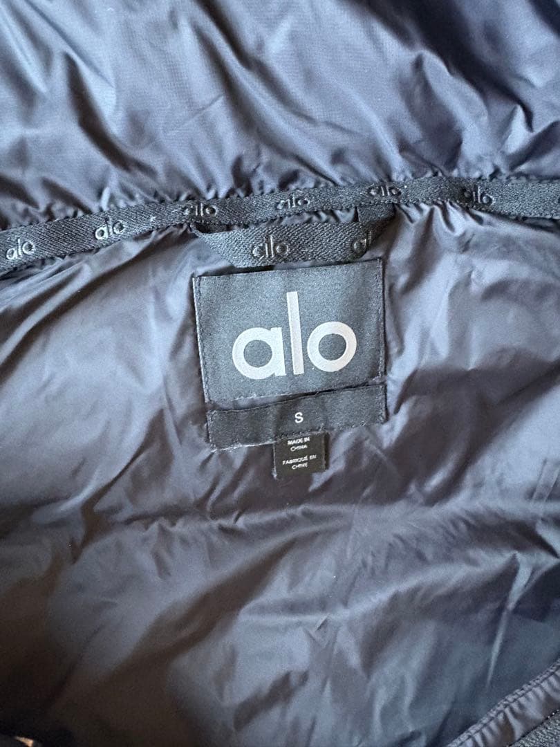 新品未使用alo yogaブラック ダウンベスト フード付き