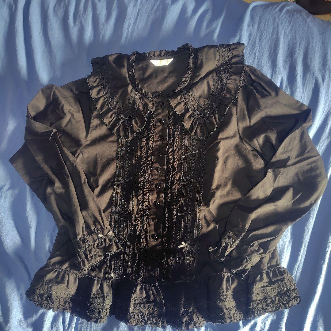 フリル付き黒長袖ブラウス