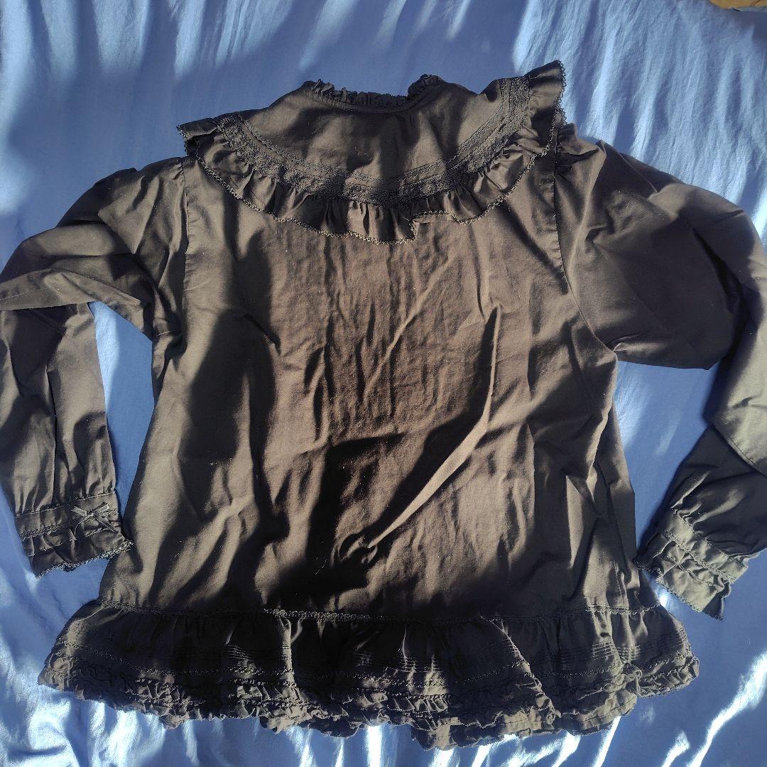 フリル付き黒長袖ブラウス