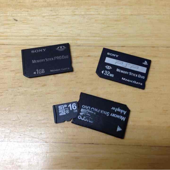 PSP、充電器、メモリースティック（16G.1G.32M）カセット六個