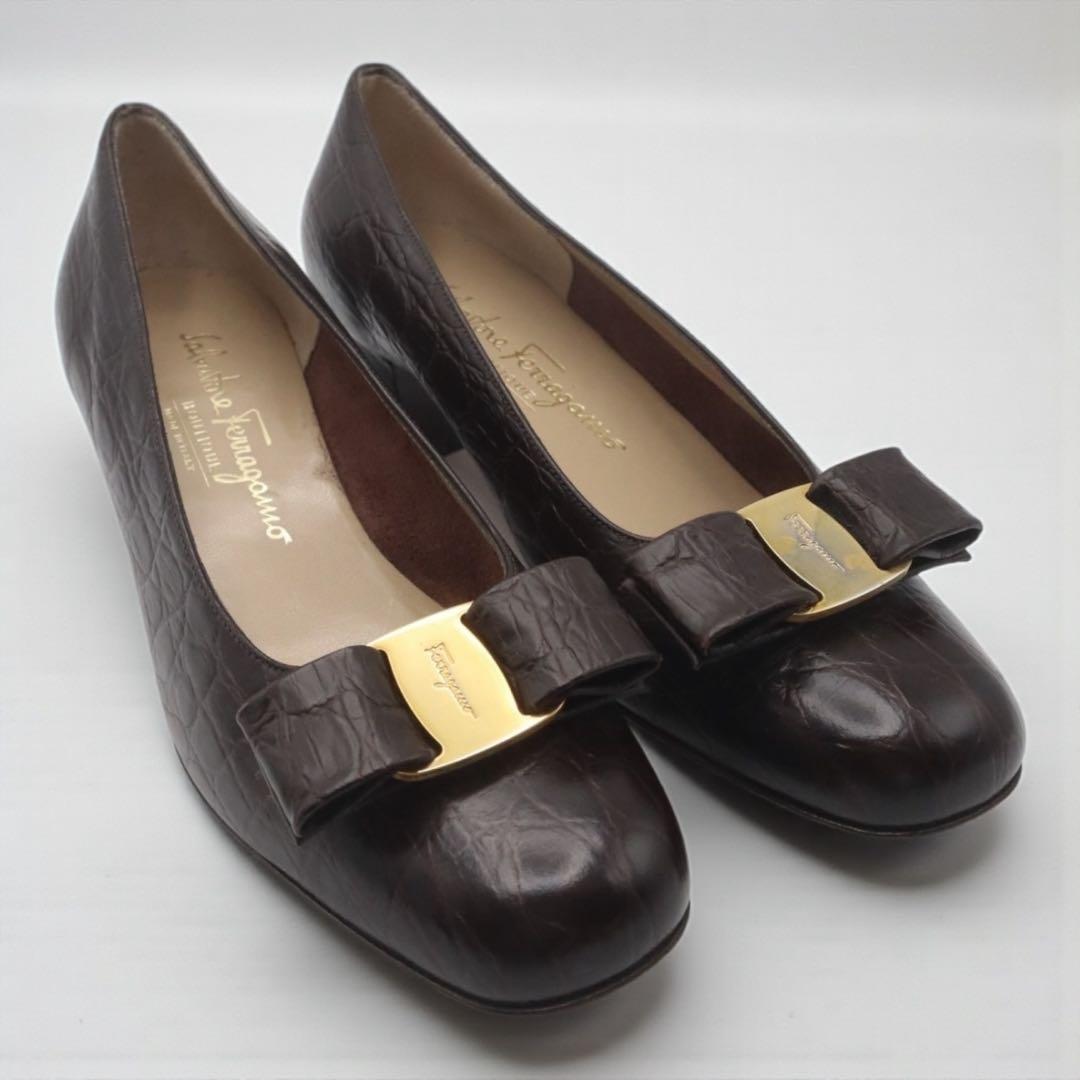 サルバトーレフェラガモ　パンプス　ブラウン　型押し　ブラウン