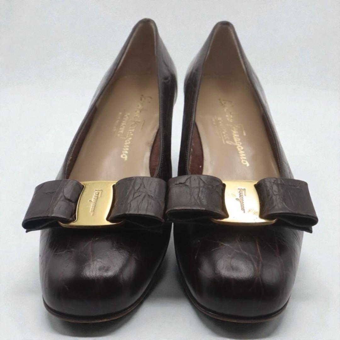 サルバトーレフェラガモ　パンプス　ブラウン　型押し　ブラウン