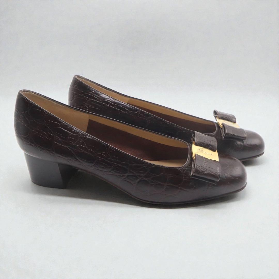 サルバトーレフェラガモ　パンプス　ブラウン　型押し　ブラウン