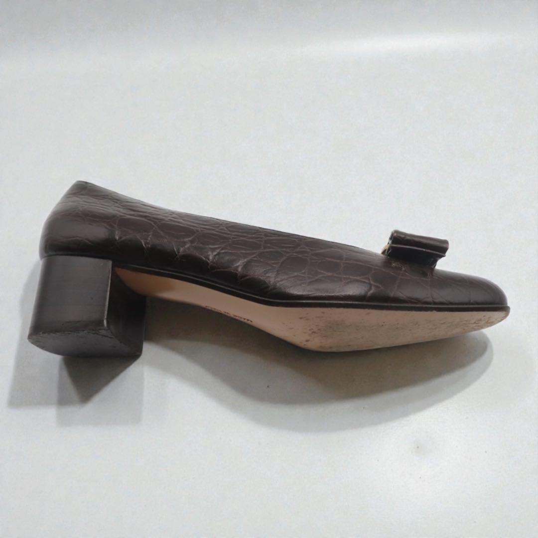 サルバトーレフェラガモ　パンプス　ブラウン　型押し　ブラウン