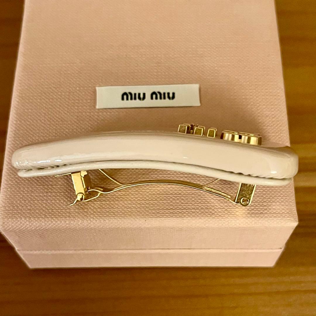 【限定SALE】【正規品】MIU MIU パテントレザーヘアクリップピンク