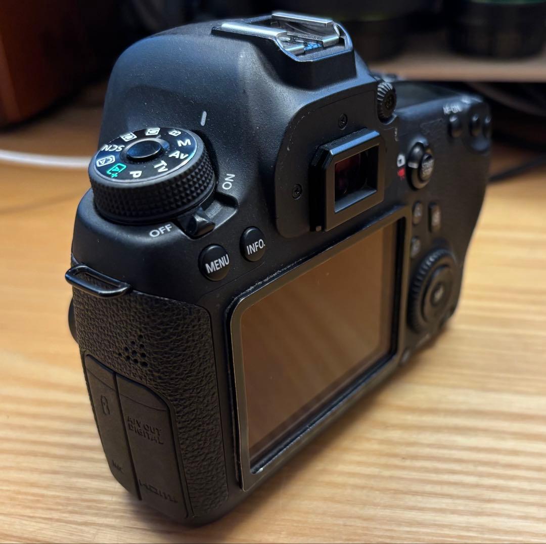 Canon EOS 6D デジタル一眼レフカメラ　フルサイズ