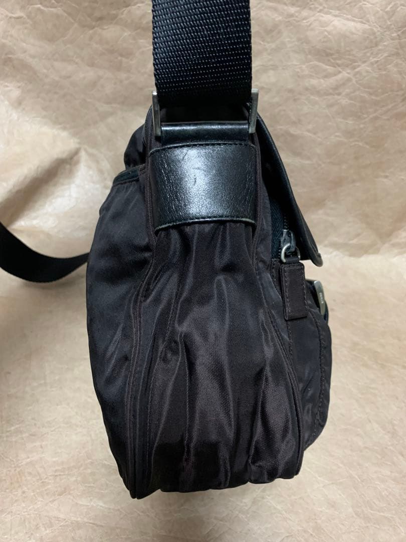 PRADA ナイロン　ショルダーバッグ　ブラウンカラー