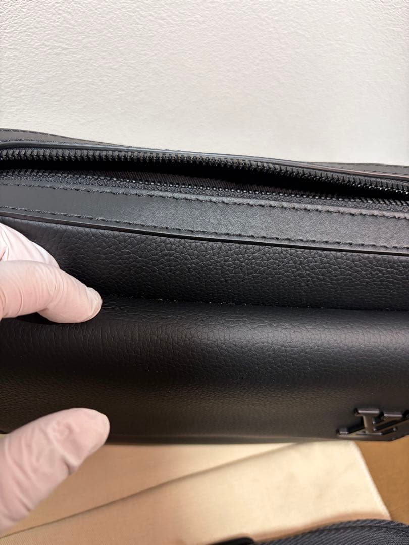 LOUIS VUITTON ブラックショルダーバッグメンズ