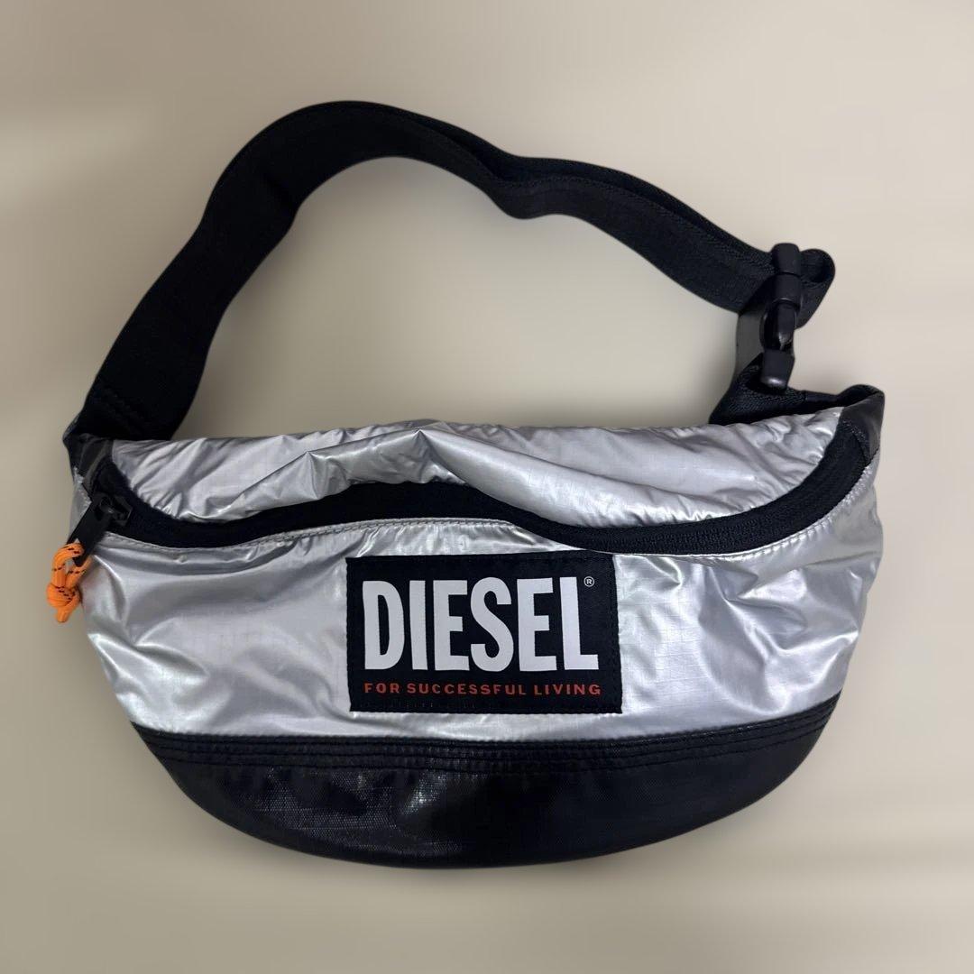DIESEL ボディバッグ・ウエストポーチ シルバー・ブラック