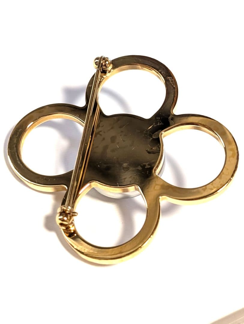 ルイヴィトン　 フラワー型パールブローチ