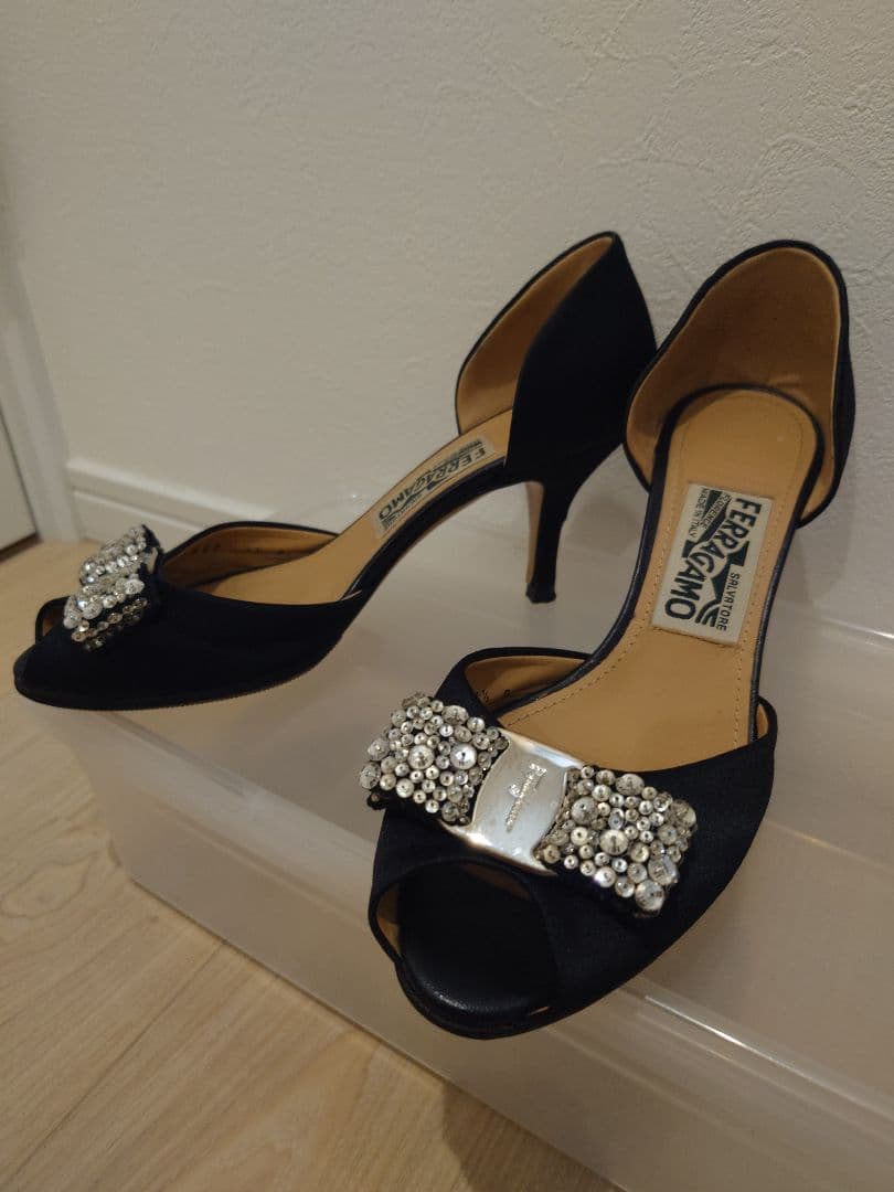 ツ*き様 《Ferragamo フェラガモ》希少デザイン　ビジューリボンパンプス