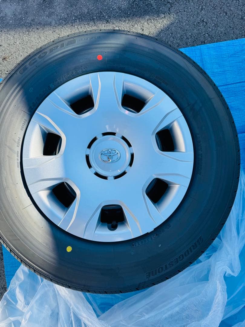 25年12月納車ハイエース200系8型　純正タイヤホイールセット